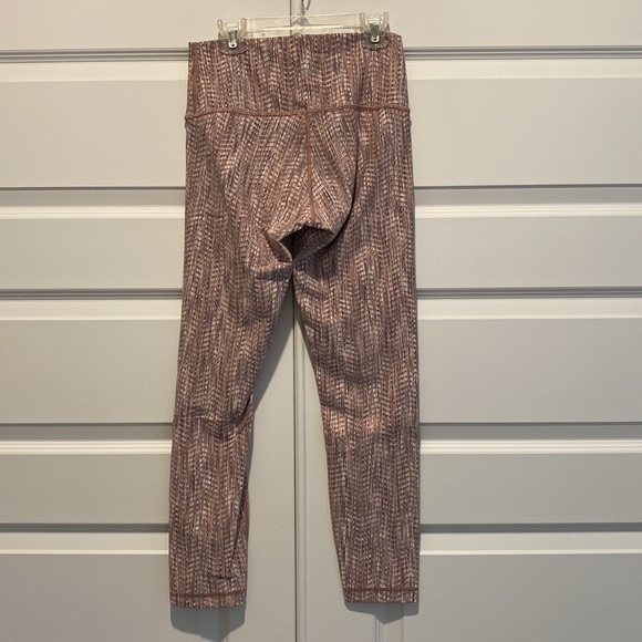 Like New Lululemon Wunder Under 7/8 length - Picture 4 of 5